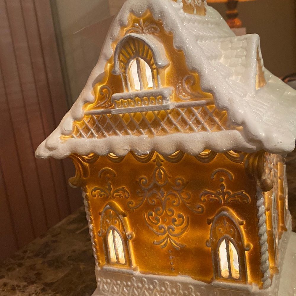 Gingerbread house- lights up! - Picture 8 of 16